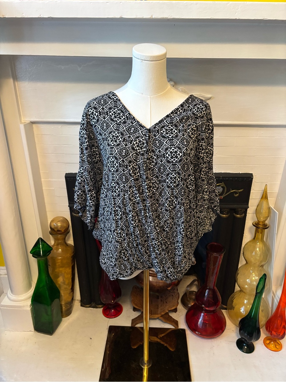 Leo & Nicole Black and White Printed V-Neck Tunic
